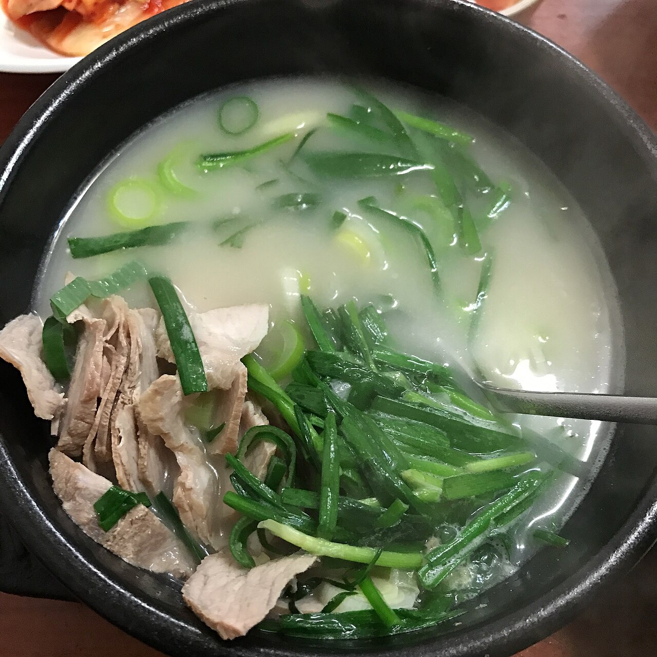 匙に豚肉をすくったところ。