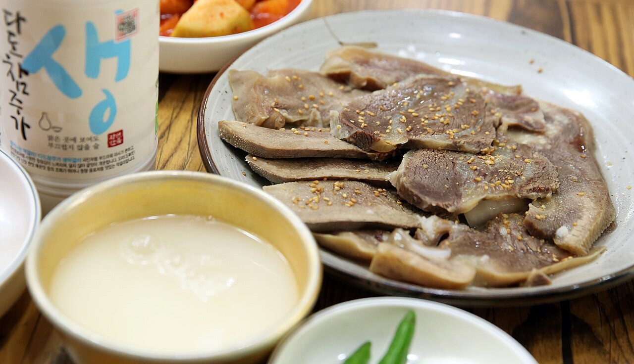 別皿に並べたゆで牛肉。汁飯とは別の肉料理の形。