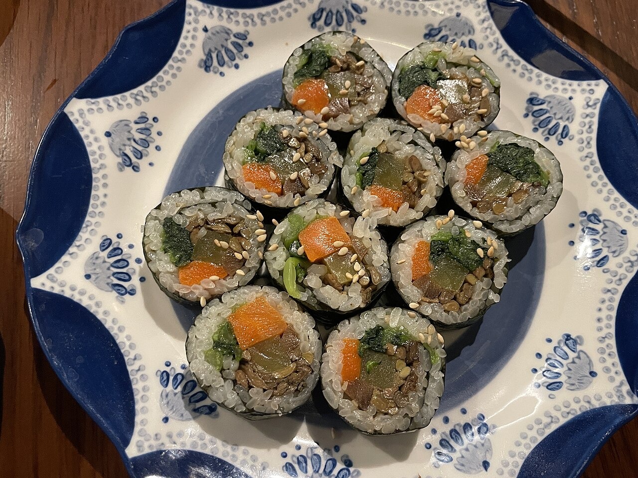 家庭で盛り付けたキンパの一例。