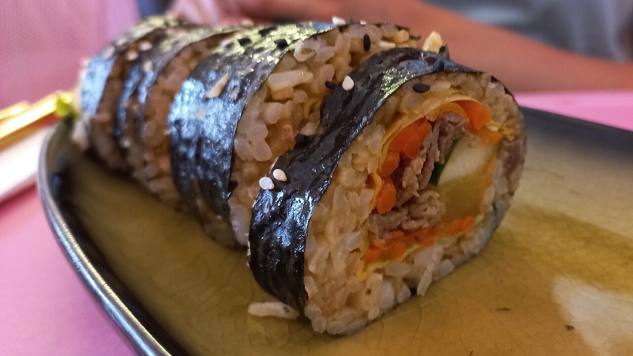 牛肉入りキンパを、食べやすい厚みに切り分けて。