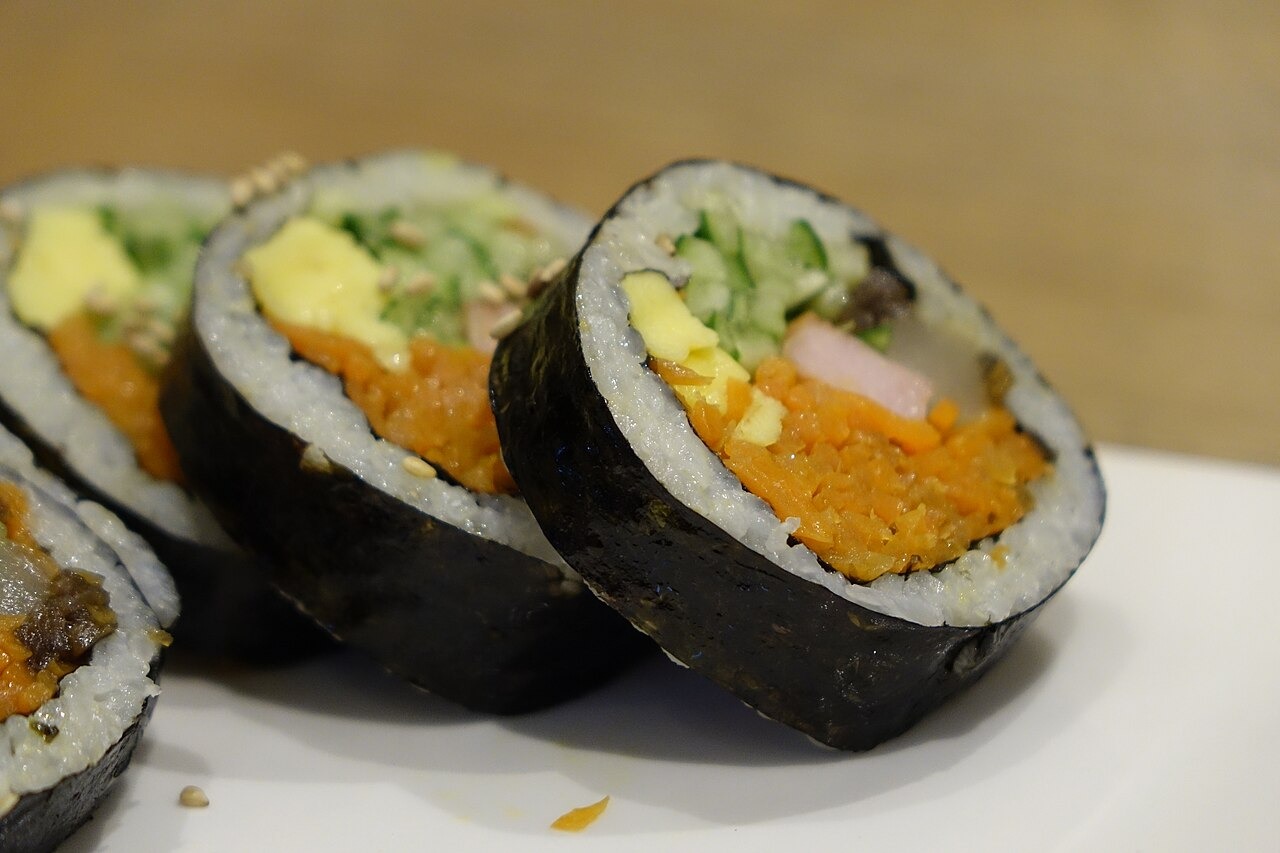 黄色い具と野菜が目立つ、キンパの断面。