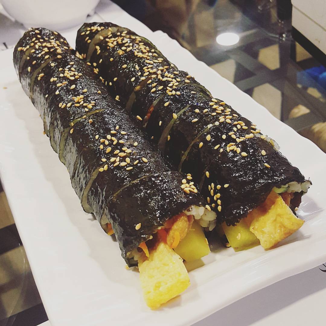 切る前のキンパ。端から卵やにんじんが見える。