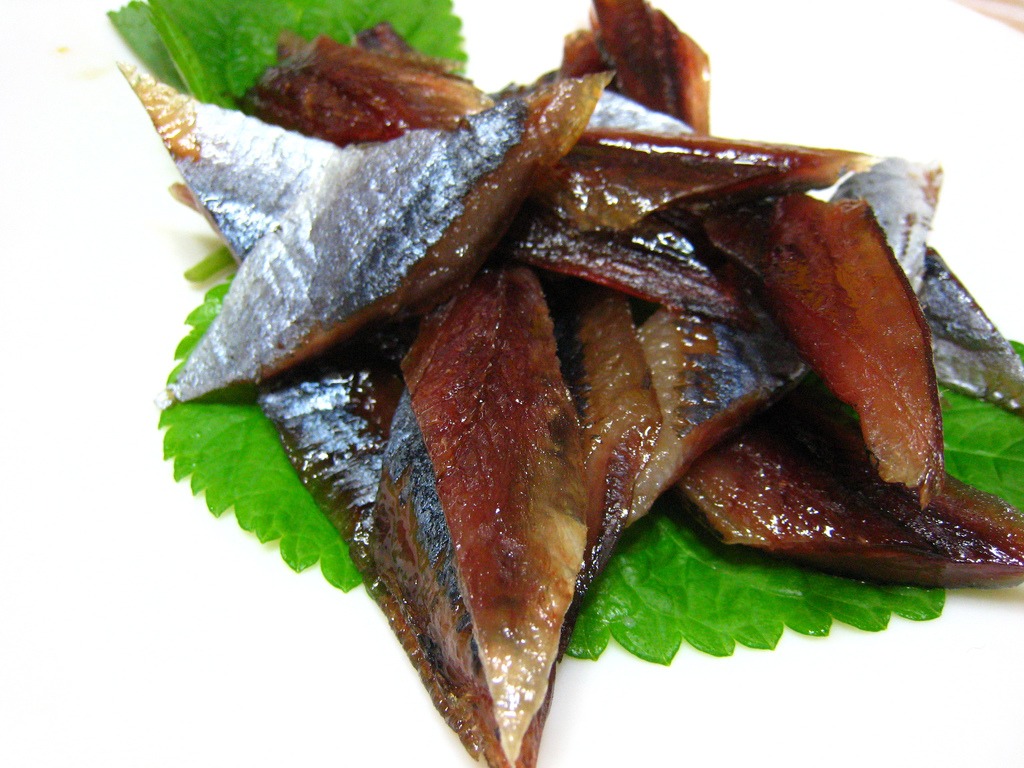 皮と身の色が見える半乾燥の魚。