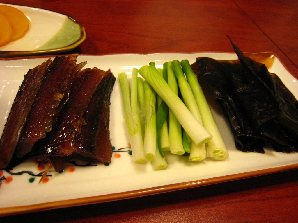 葉や海藻と合わせるクァメギの食卓。