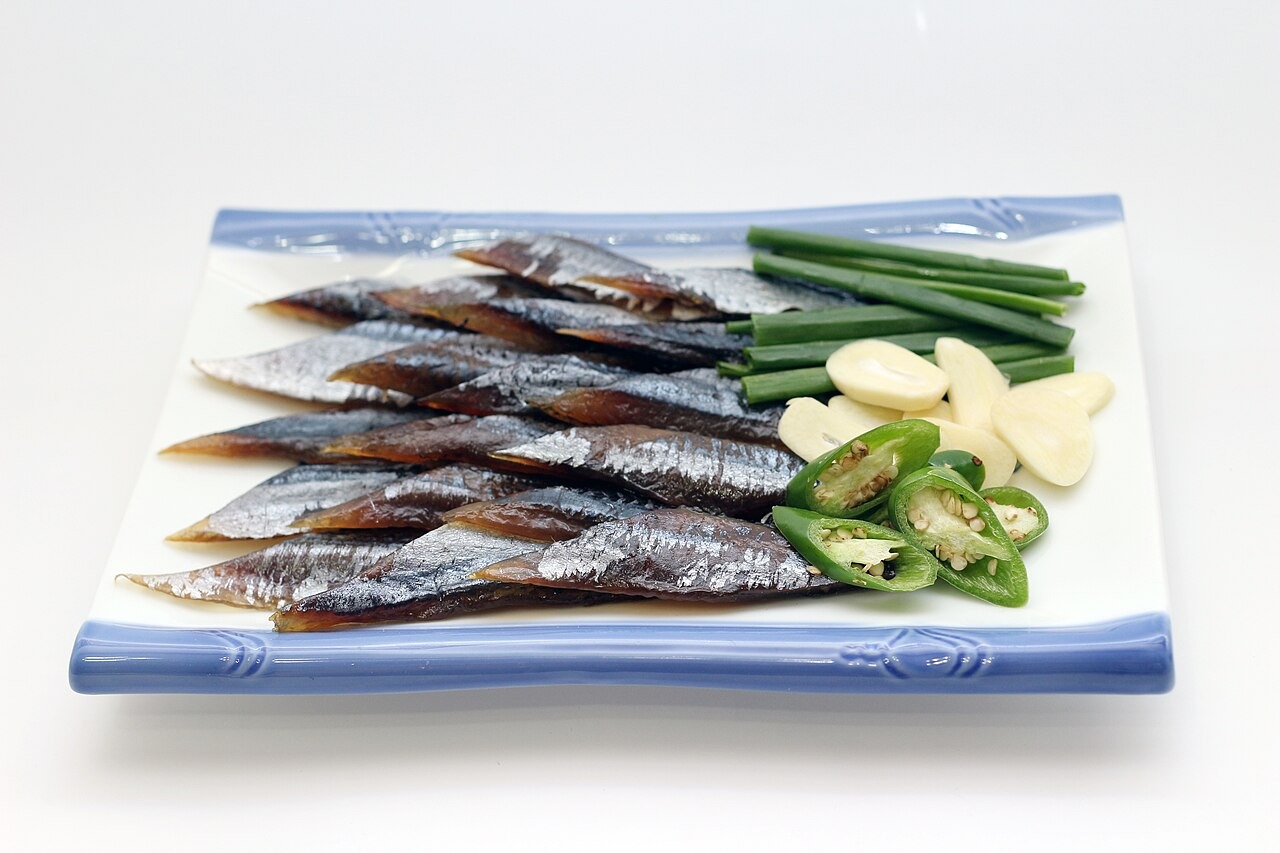 切ったクァメギに、ねぎ、にんにく、海藻を添える型。