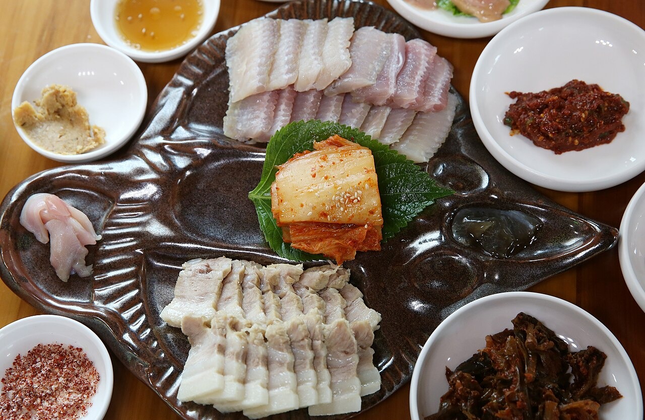 三つの材料を別々に並べ、食べるときに合わせる皿。