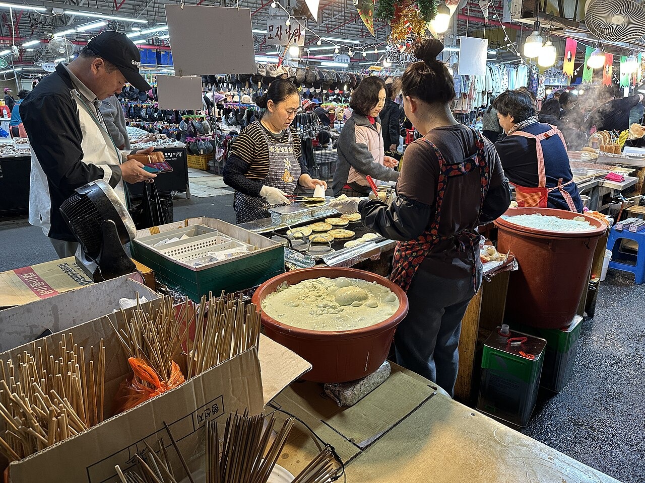 済州島・西帰浦の市場で作るホットク。