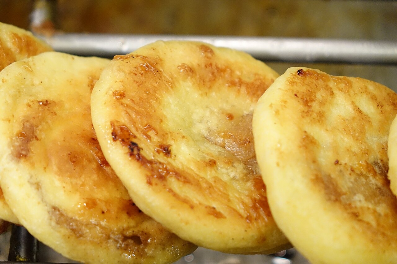 表面をこんがり焼いたホットク。