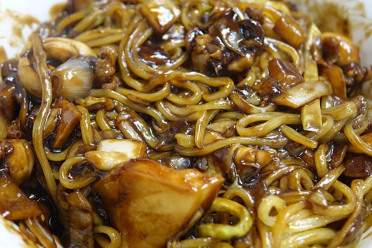 刻んだ具とたれが、麺に絡んだチャジャンミョン。