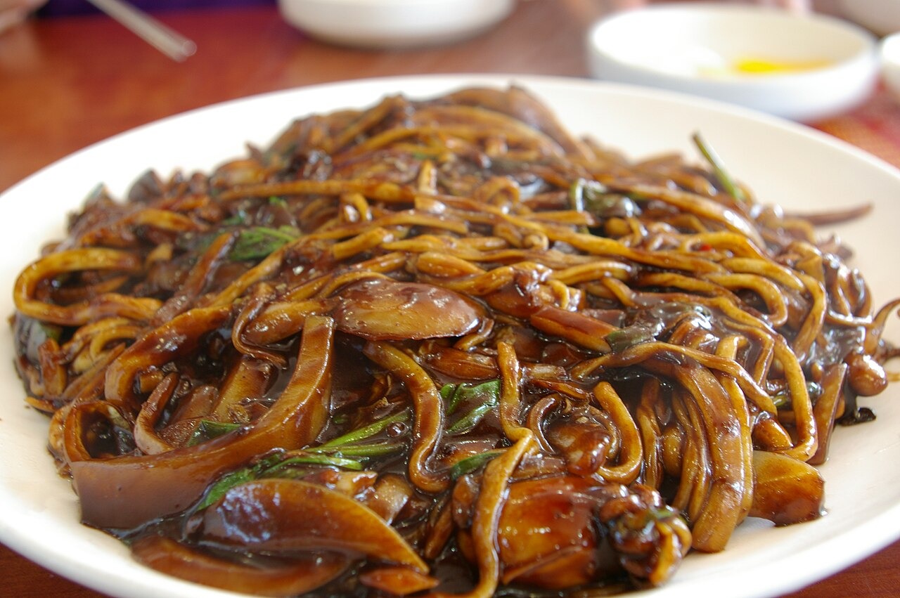 麺とたれを混ぜ、全体を茶色く仕上げたところ。
