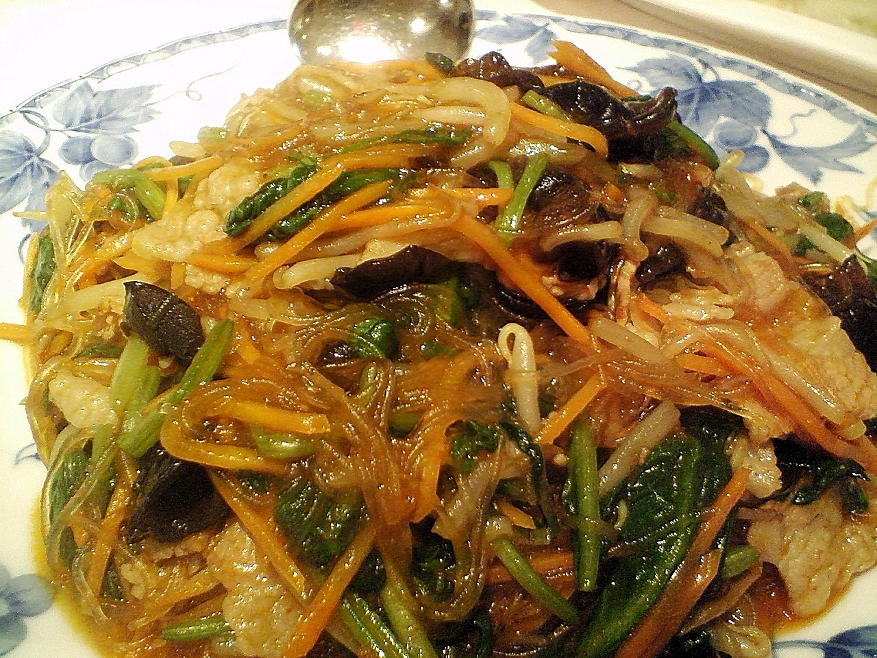 細切りの野菜と春雨を、皿いっぱいに盛ったチャプチェ。