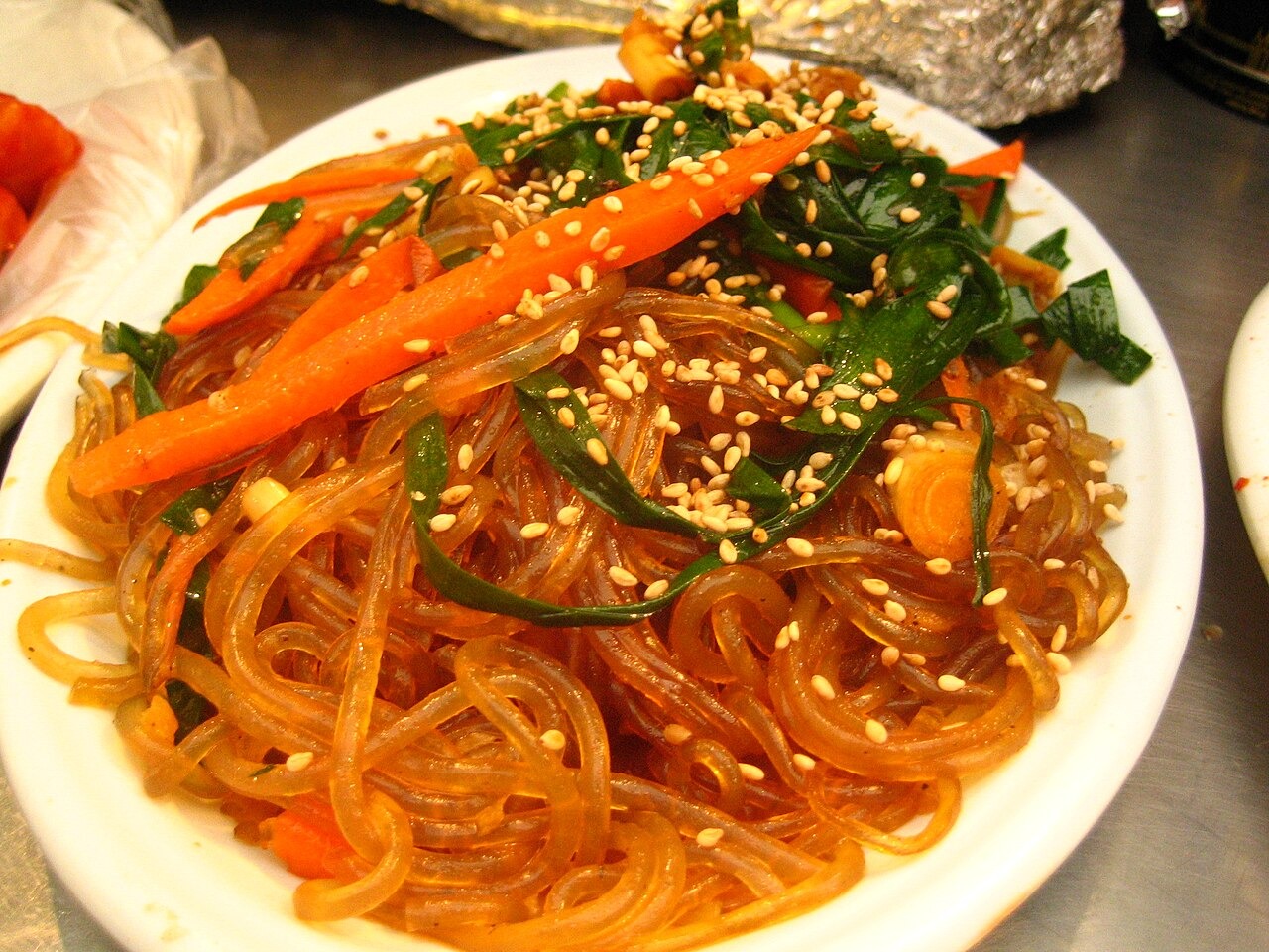 にんじんや青菜を混ぜたチャプチェ。