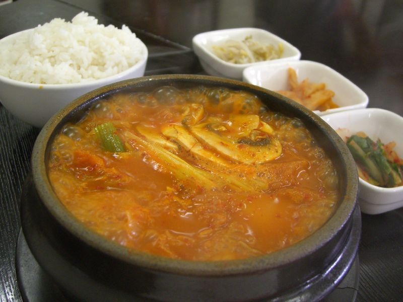 ご飯に合わせる、熱いキムチチゲ。