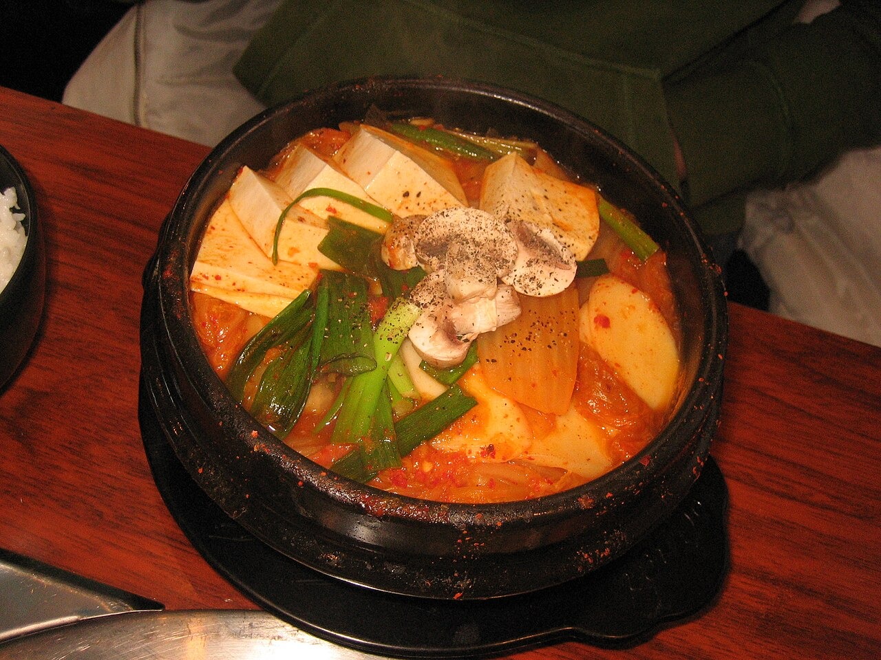 豆腐やきのこを並べた、煮始める前の鍋。