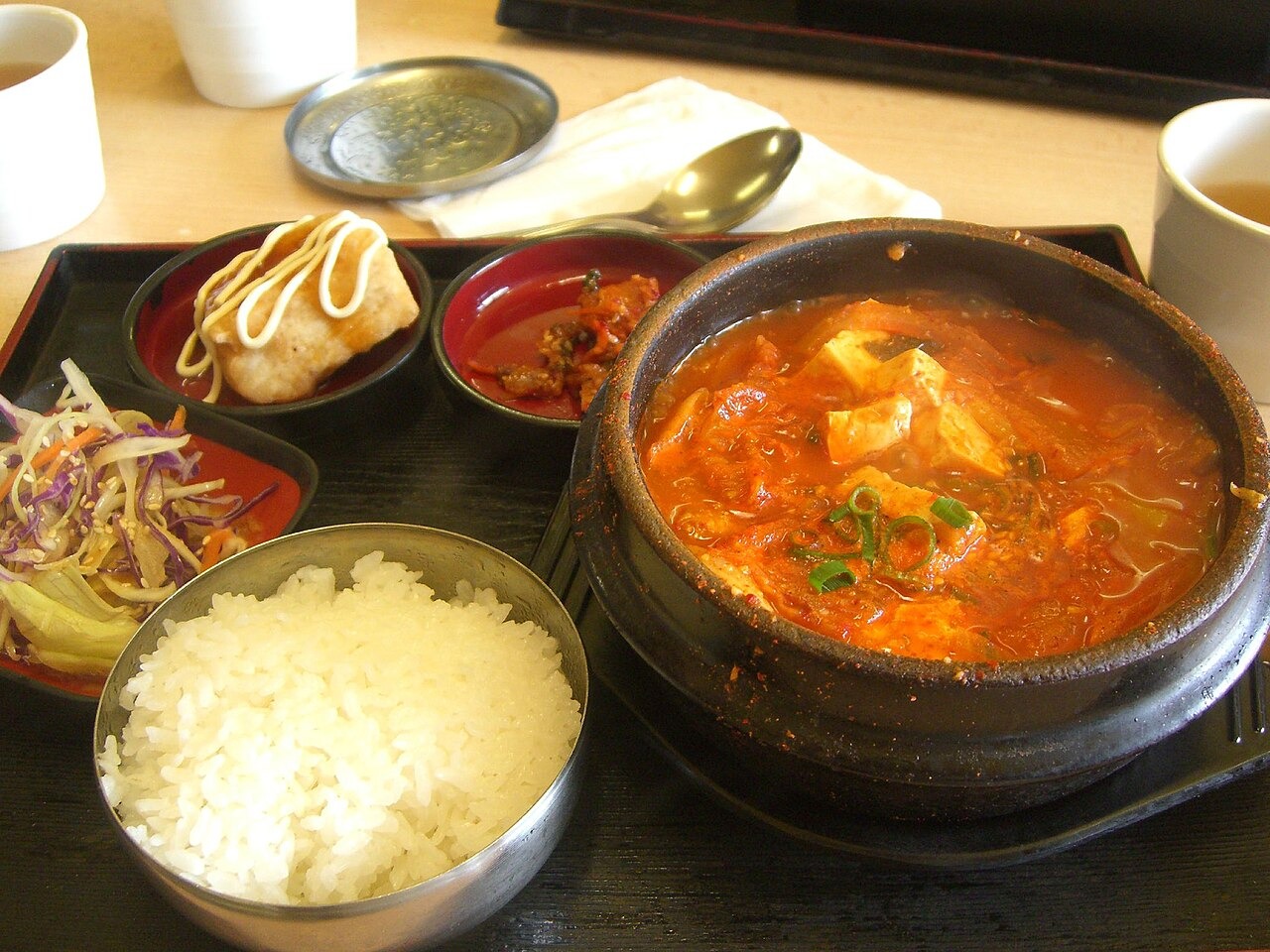 ご飯や副菜とともに出す、キムチの鍋。