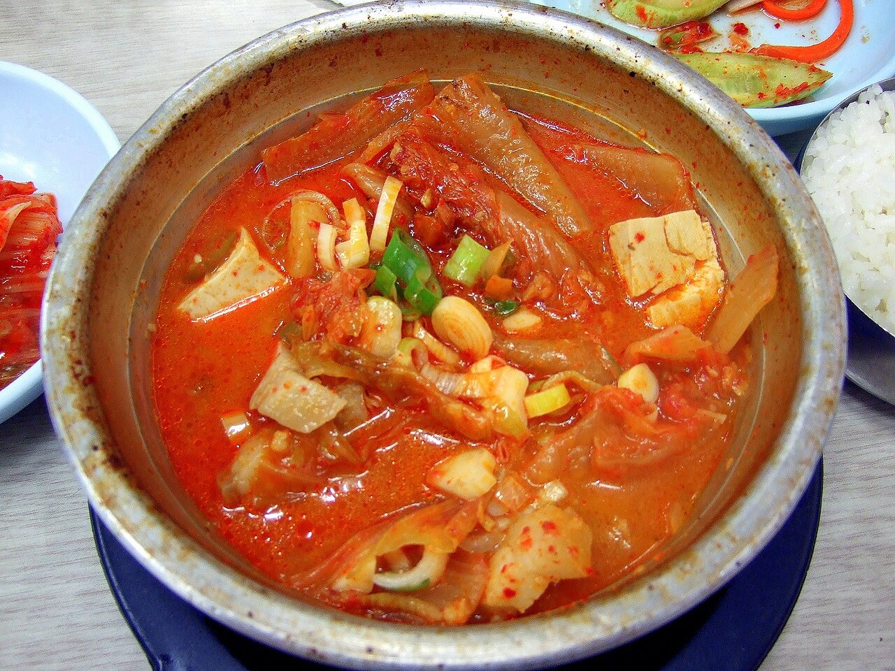 魚介も入れた、キムチチゲの一例。