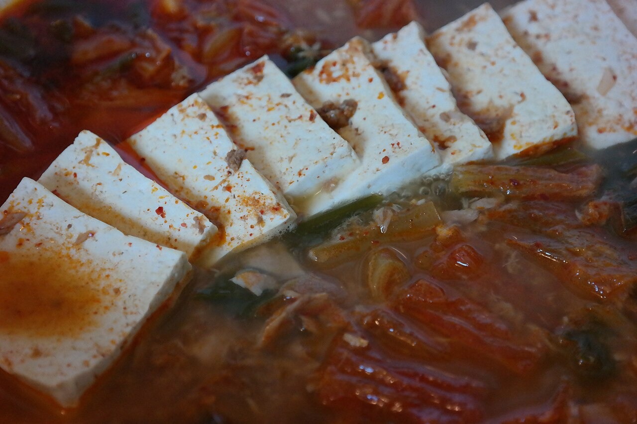 豆腐を並べた、キムチチゲの盛り付け。