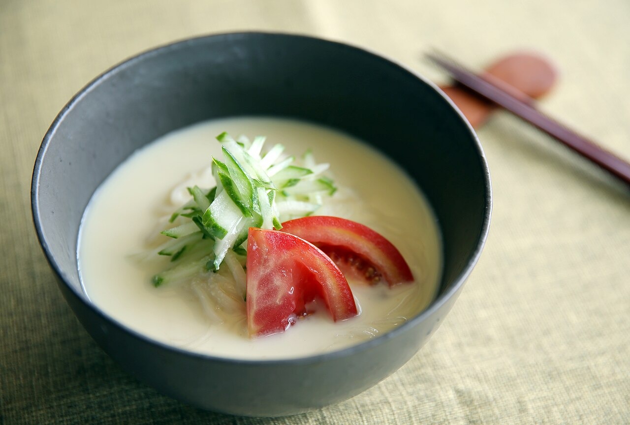 白い大豆の汁に、きゅうり、トマト、卵をのせたコングクス。