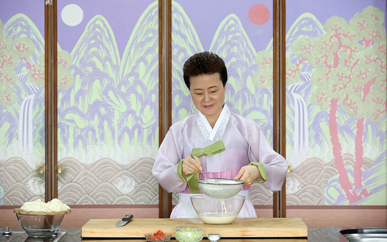 豆をすりつぶして汁へ変える仕事。