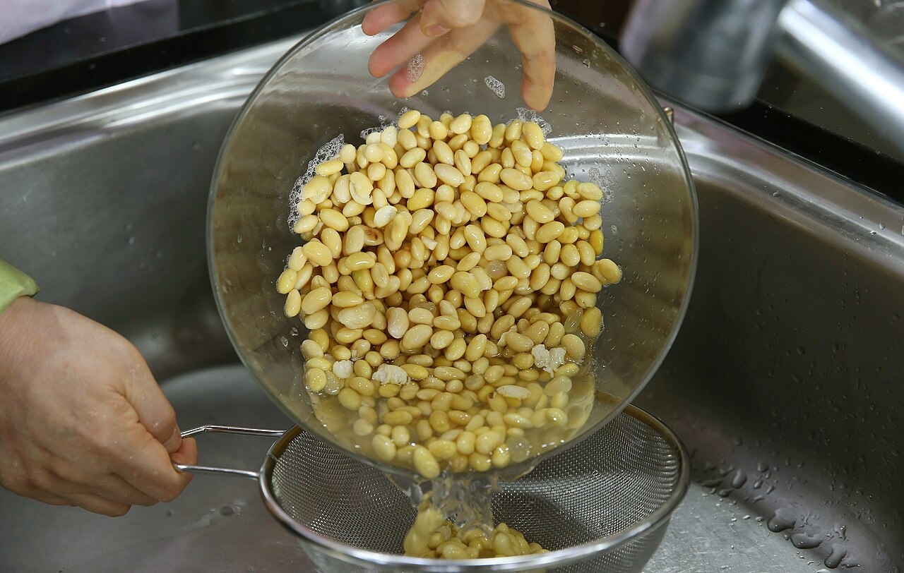 豆を煮る工程。