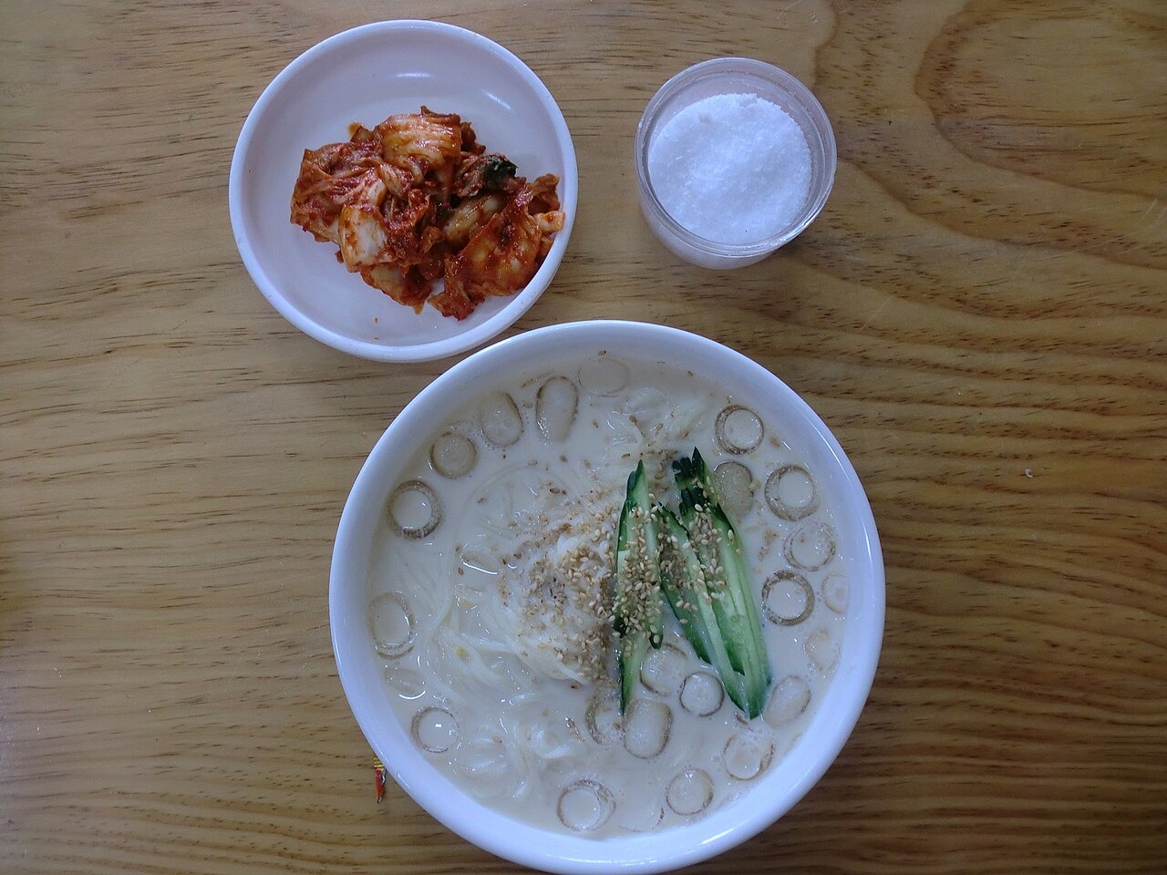 冷たい豆の汁を張った麺。