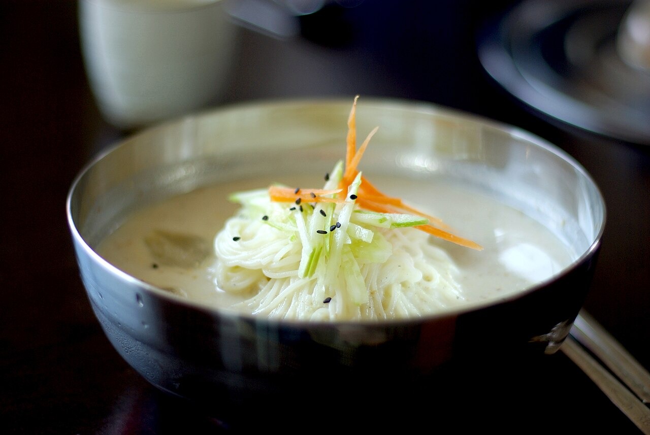 豆の汁と小麦の麺の一杯。