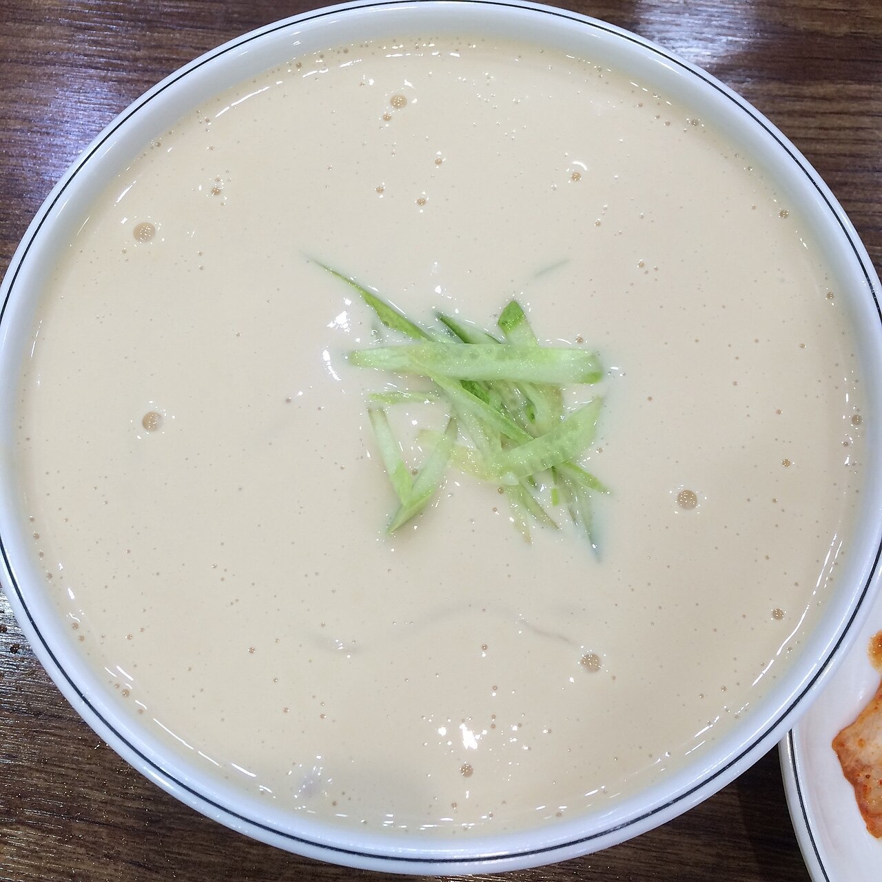 白い豆の汁ときゅうりの接写。