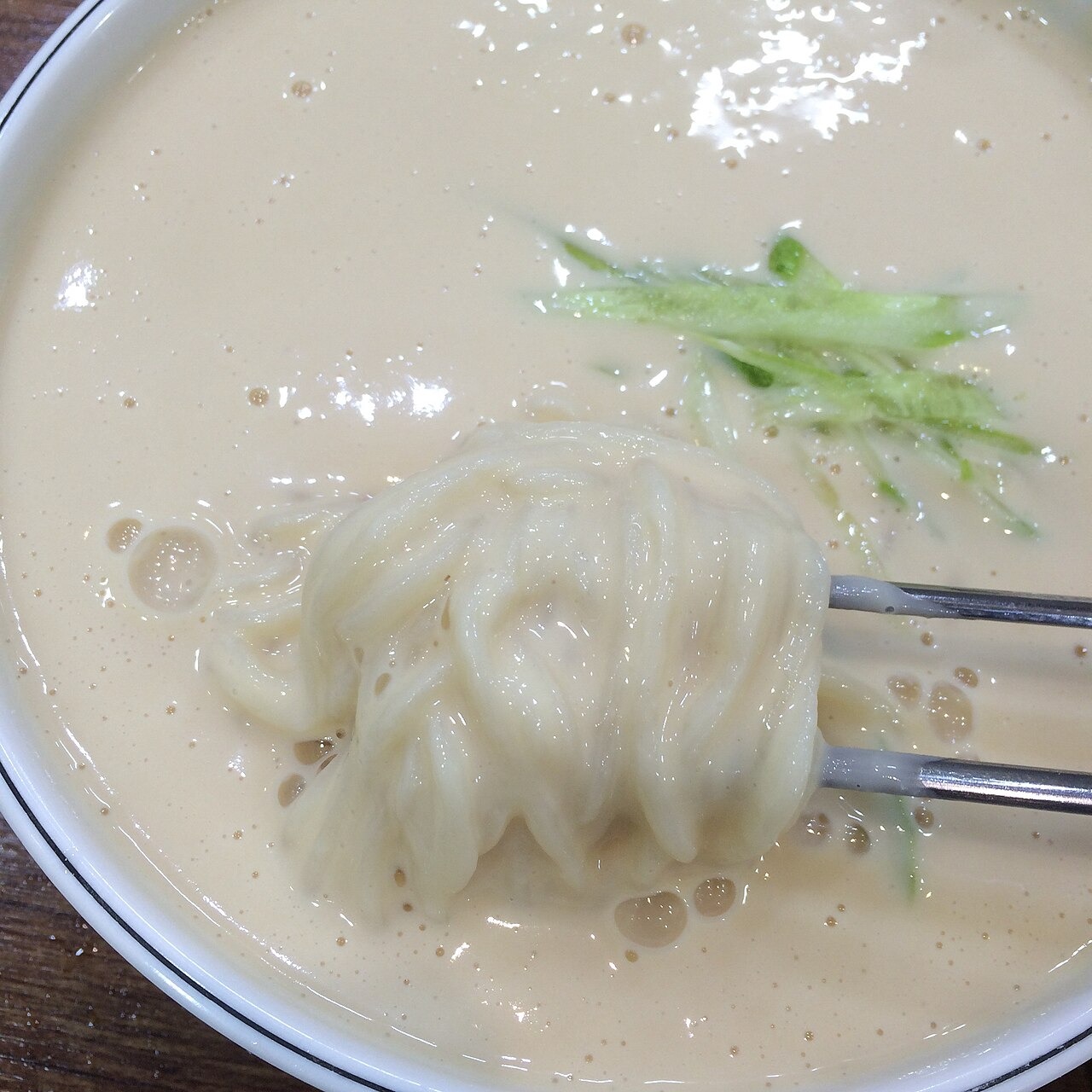 麺を包む豆の汁。