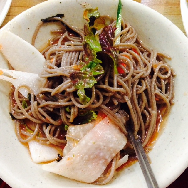 野菜とそばの麺を合わせた一杯。
