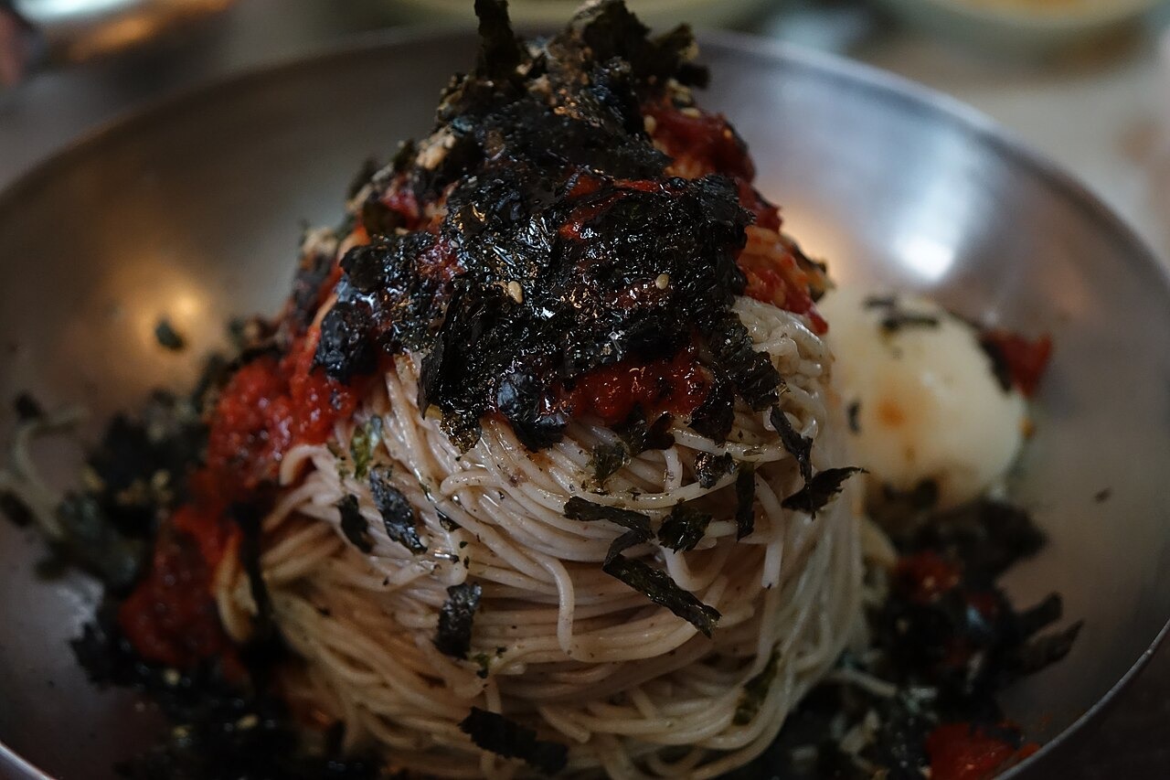 卵を中央に置いたそばの麺。
