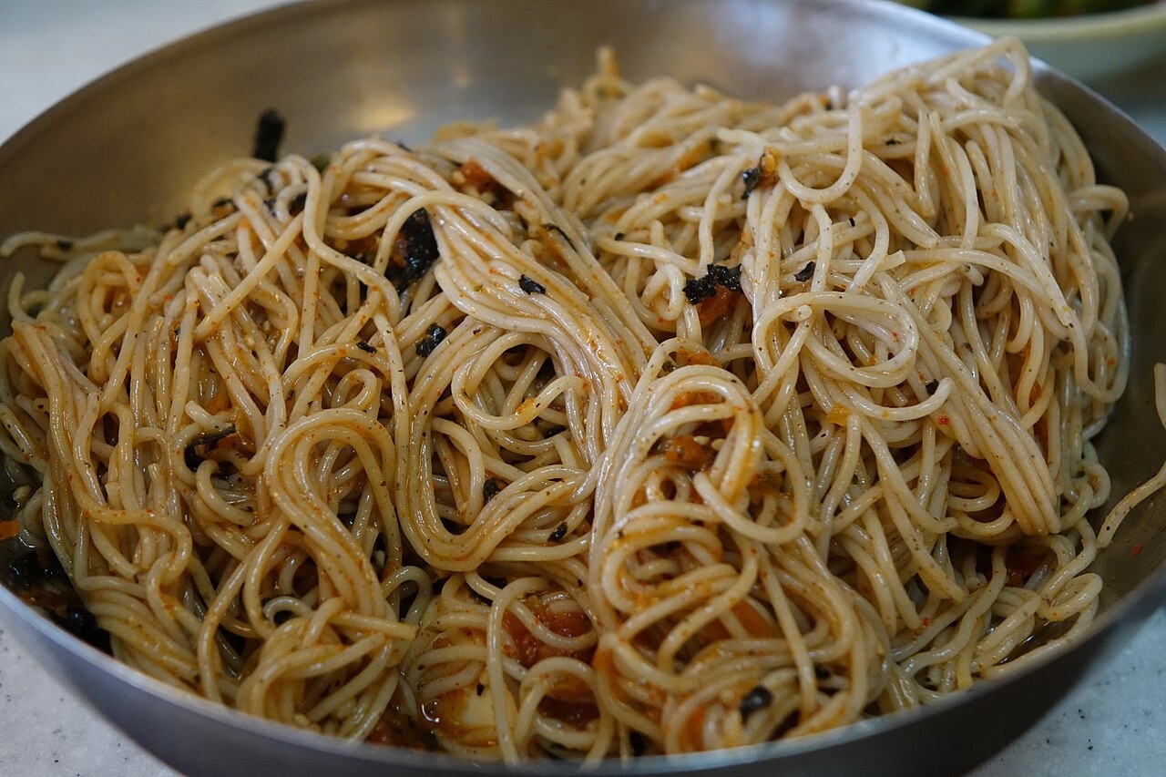赤い薬味を混ぜた麺。