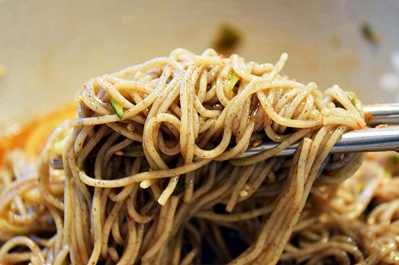 箸で持ち上げたマッククスの麺。