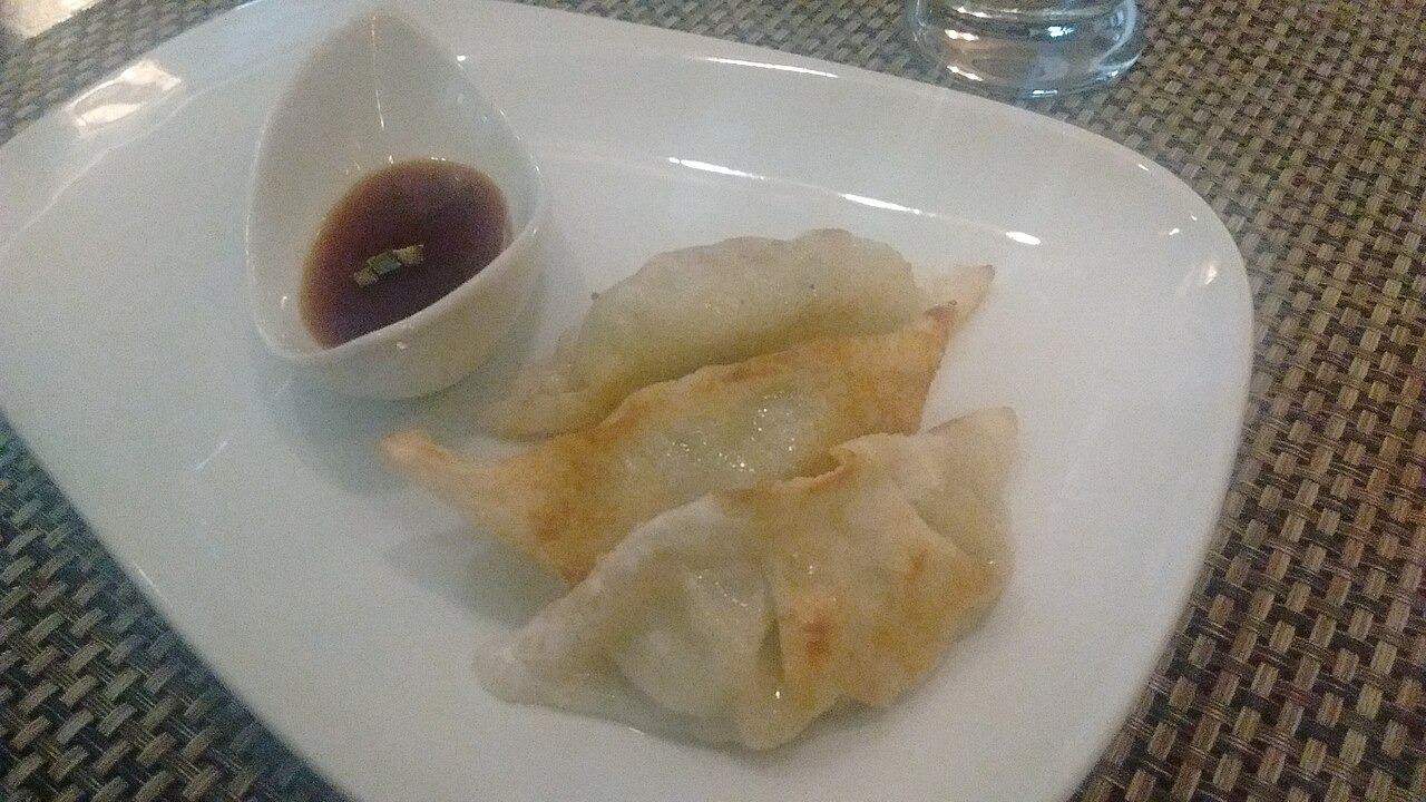 焼いて皿に盛った、韓国式のマンドゥ。
