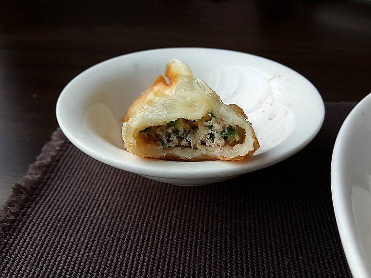 焼きマンドゥを割ると、中の刻んだ具が見える。