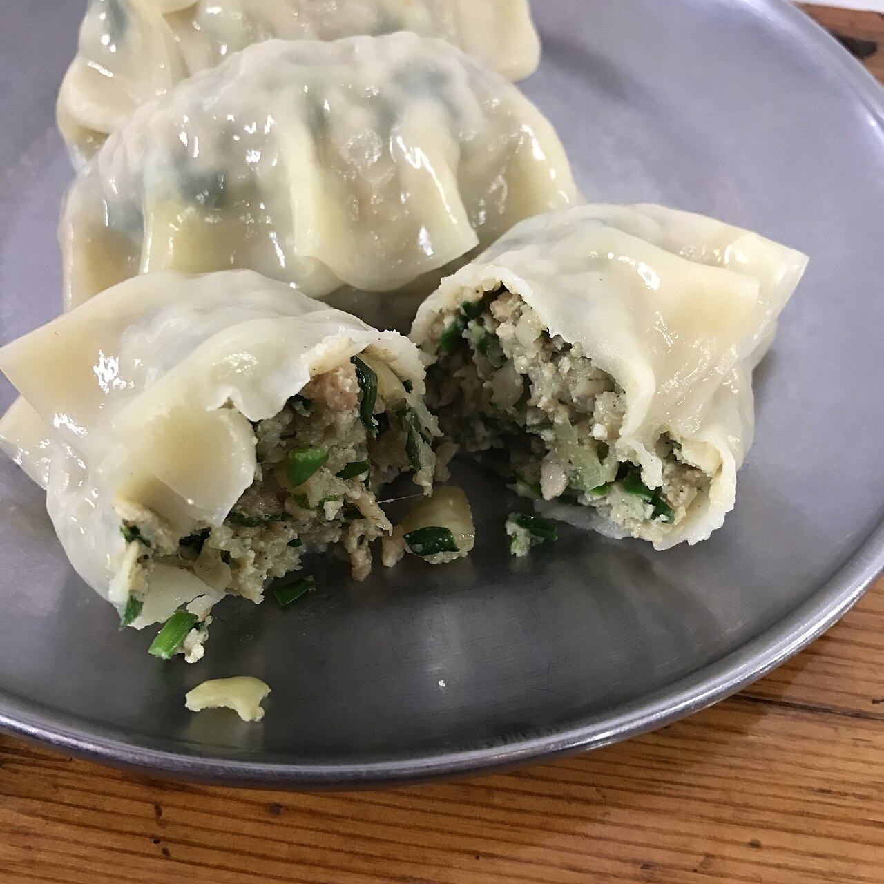 皮を割ったマンドゥ。青菜などの具が詰まっている。