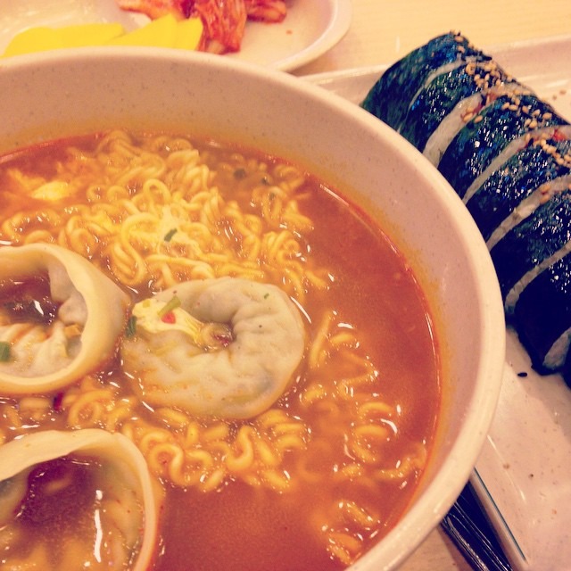 ラーメンにマンドゥを加え、キンパも合わせた食卓。