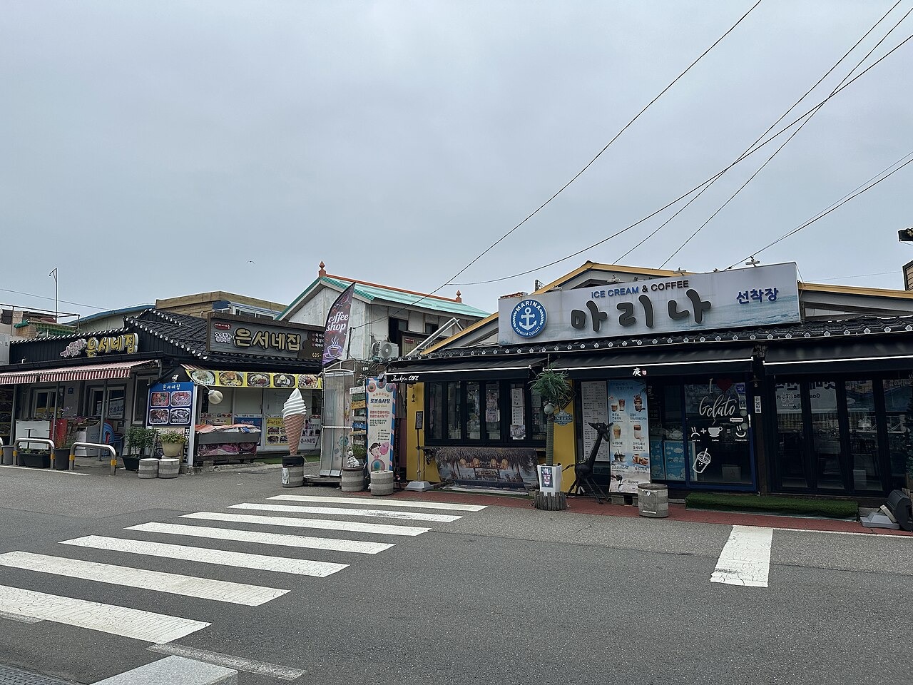 アバイ村の食堂が並ぶ通り。