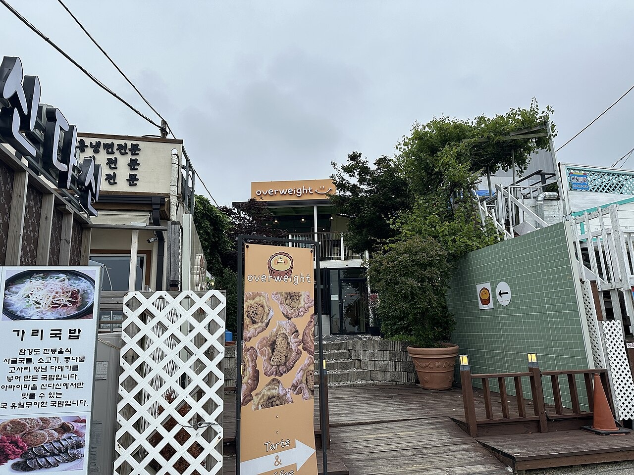 アバイ村の食堂の入口。