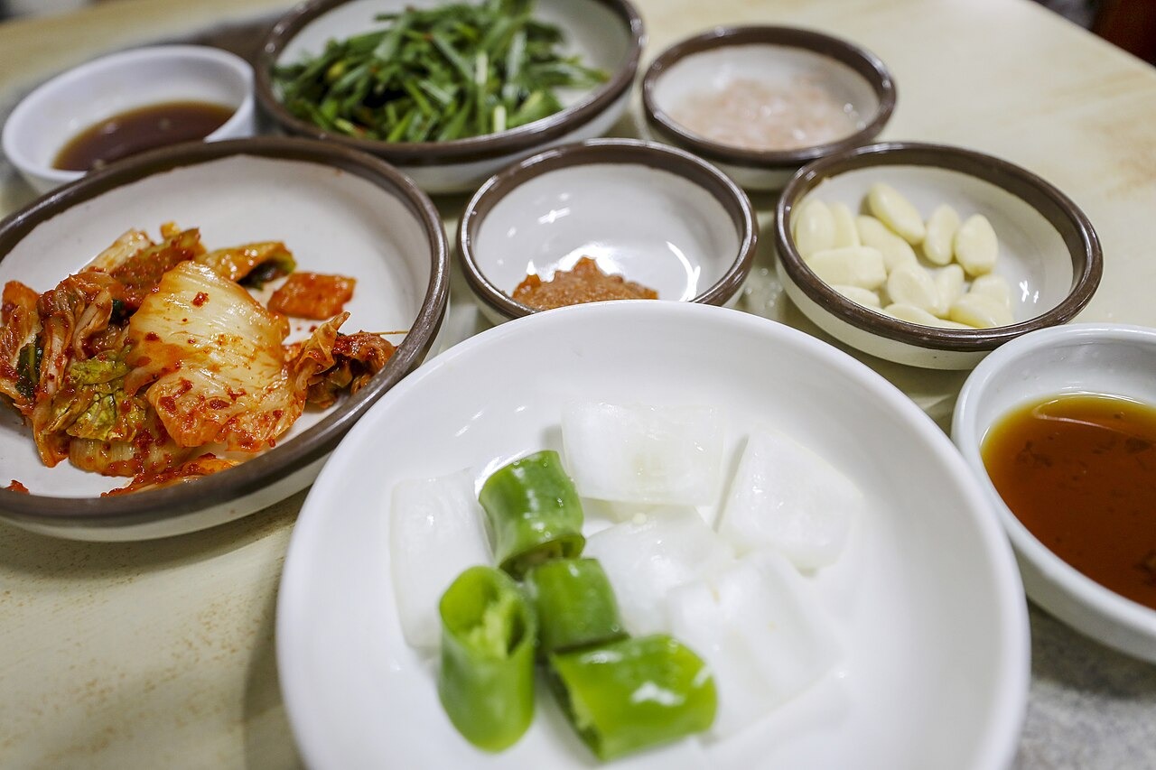 松亭三代クッパの飯と副菜。