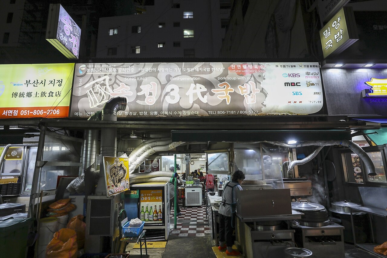 釜山、西面の松亭三代クッパの店先。