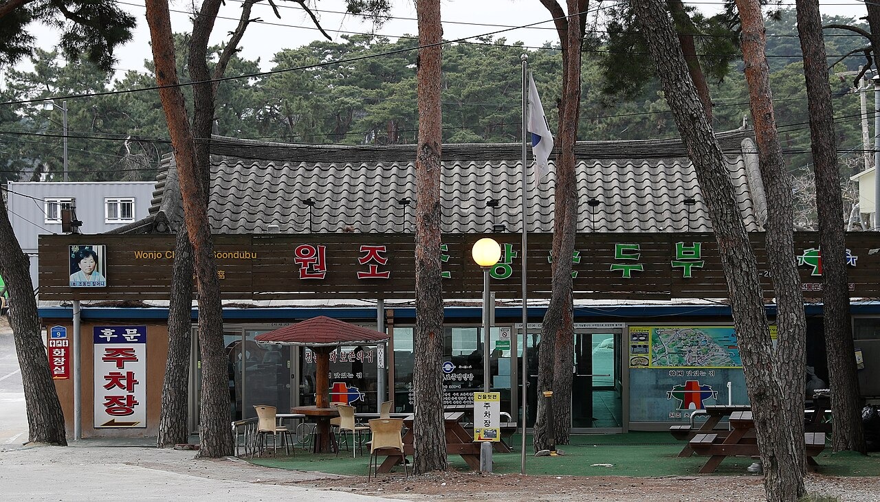 江陵の元祖草堂スンドゥブの店先。