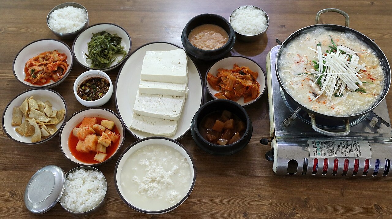 草堂の豆腐の料理と副菜。
