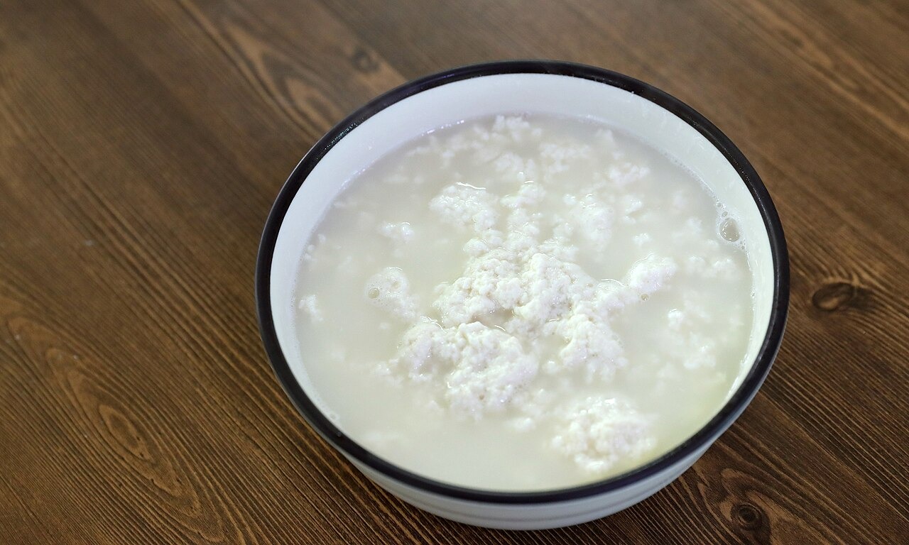 白い汁に入るやわらかな草堂の豆腐。