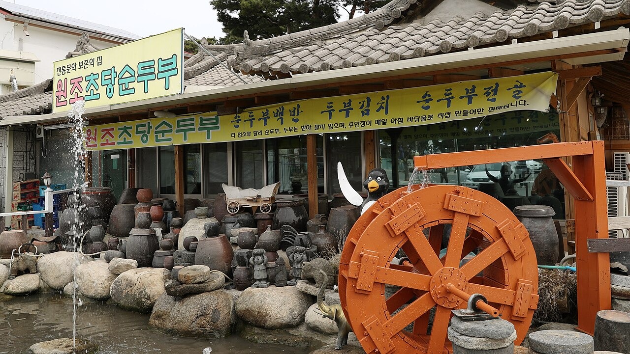 草堂スンドゥブを出す店先と道具の飾り。