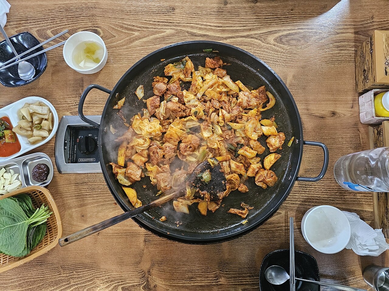 鶏と野菜を鉄板で炒め合わせたところ。