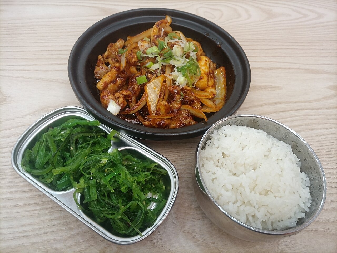 春川式の鶏料理に飯を合わせた食卓。