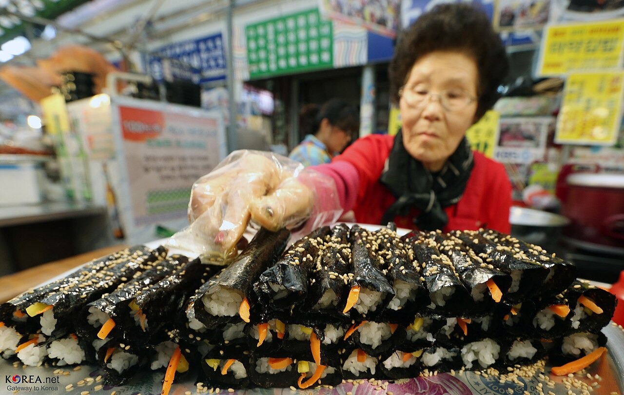 広蔵市場でキンパを作る売り場。