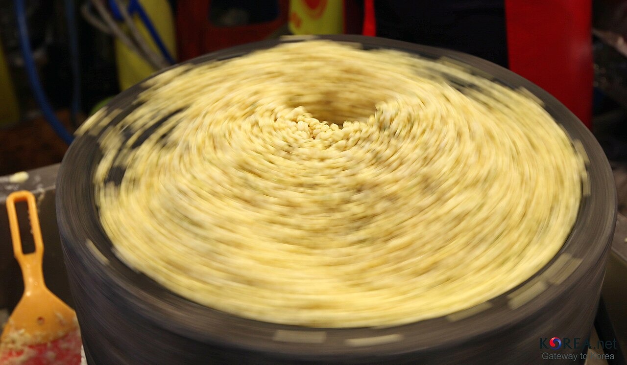広蔵市場で緑豆を挽く仕事。