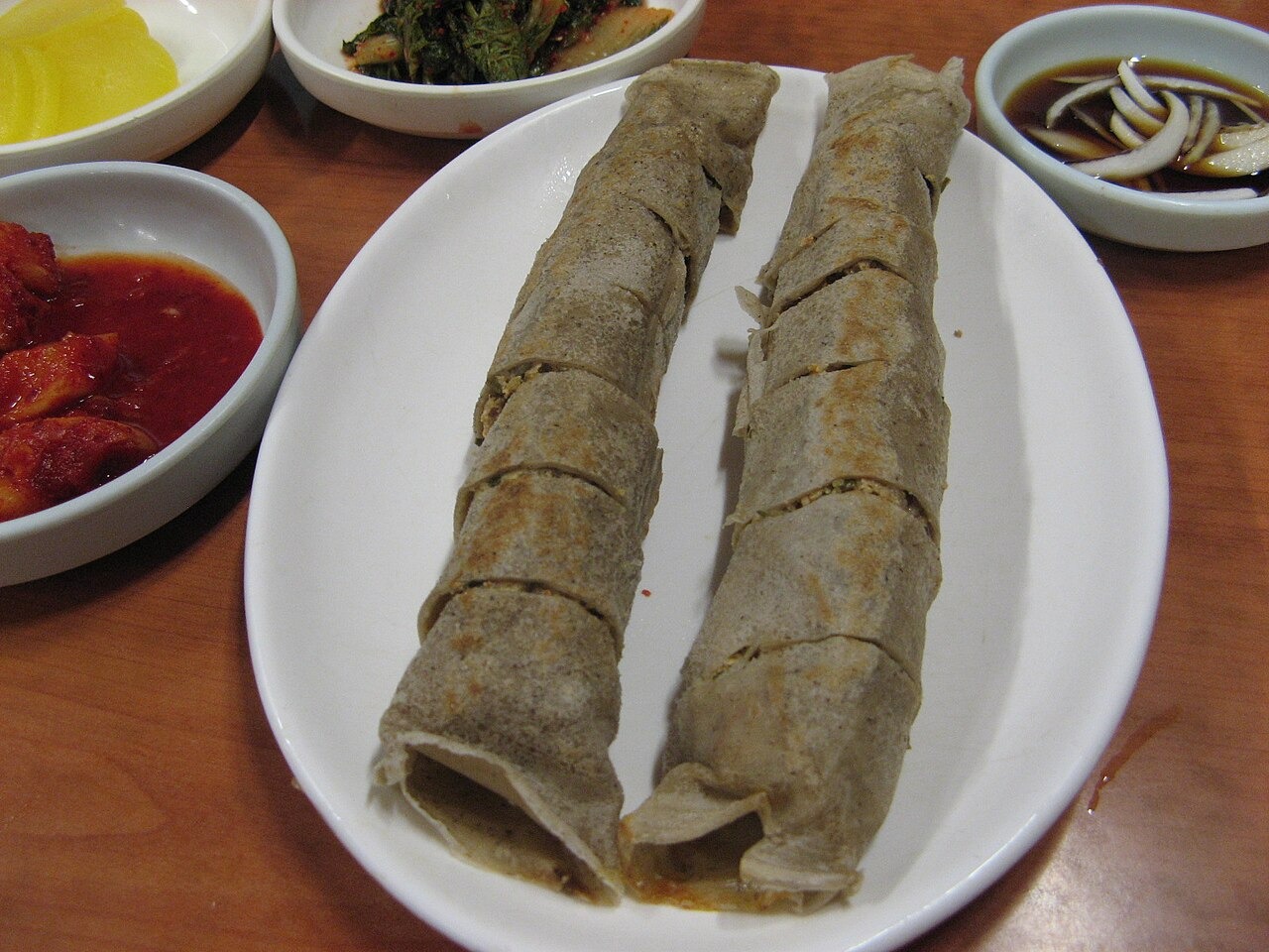 切り分ける前の長いそばの巻き物。