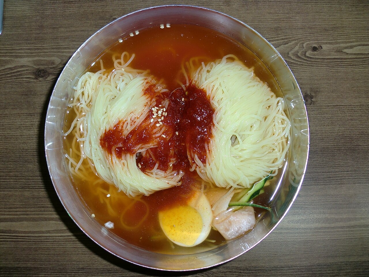 具を中央へ重ねたミルミョン。